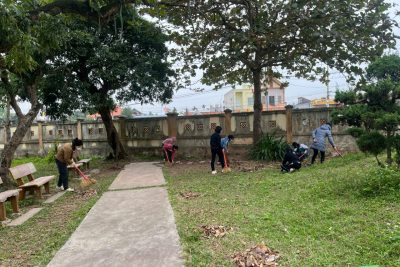 CÁN BỘ, GIÁO VIÊN, NHÂN VIÊN TRƯỜNG THCS NINH CƯỜNG RA QUÂN TỔNG VỆ SINH MÔI TRƯỜNG